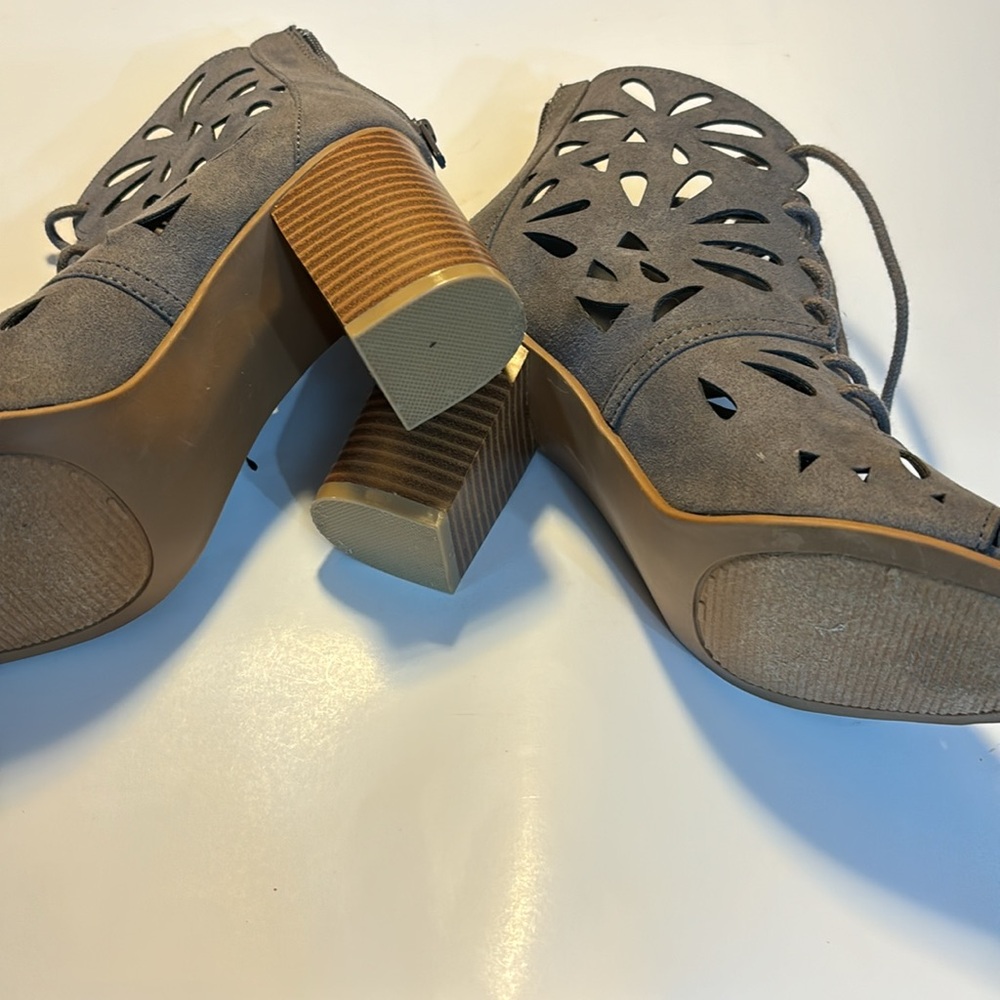 Rampage floral cut out open toe laced sandals 3 1/4 inch block heels size 6 - Picture 3 of 6